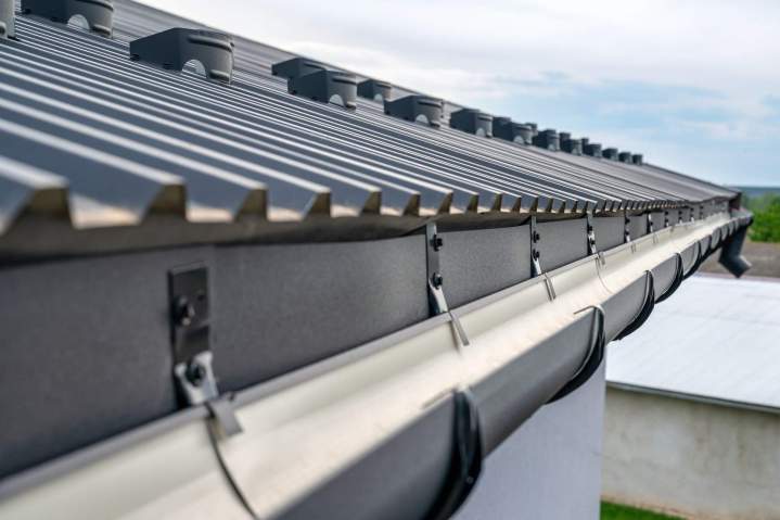 Installation de systèmes d'évacuation d'eau et finitions en zinc